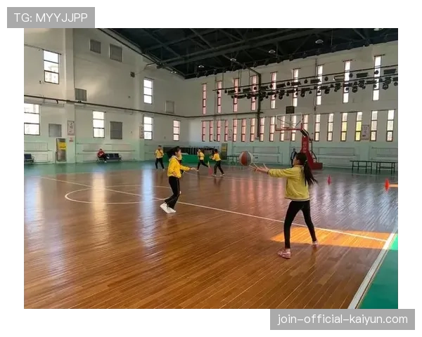 传球提前量的计算：接球人的速度，传球时,应传到接球人身体什么位置